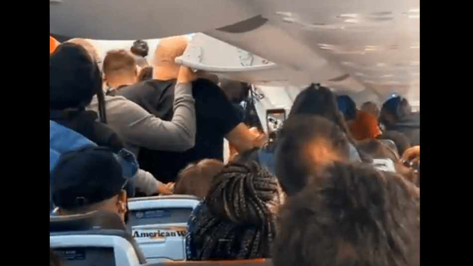 VIDEO American Airlines passengers fight over who gets off plane first
